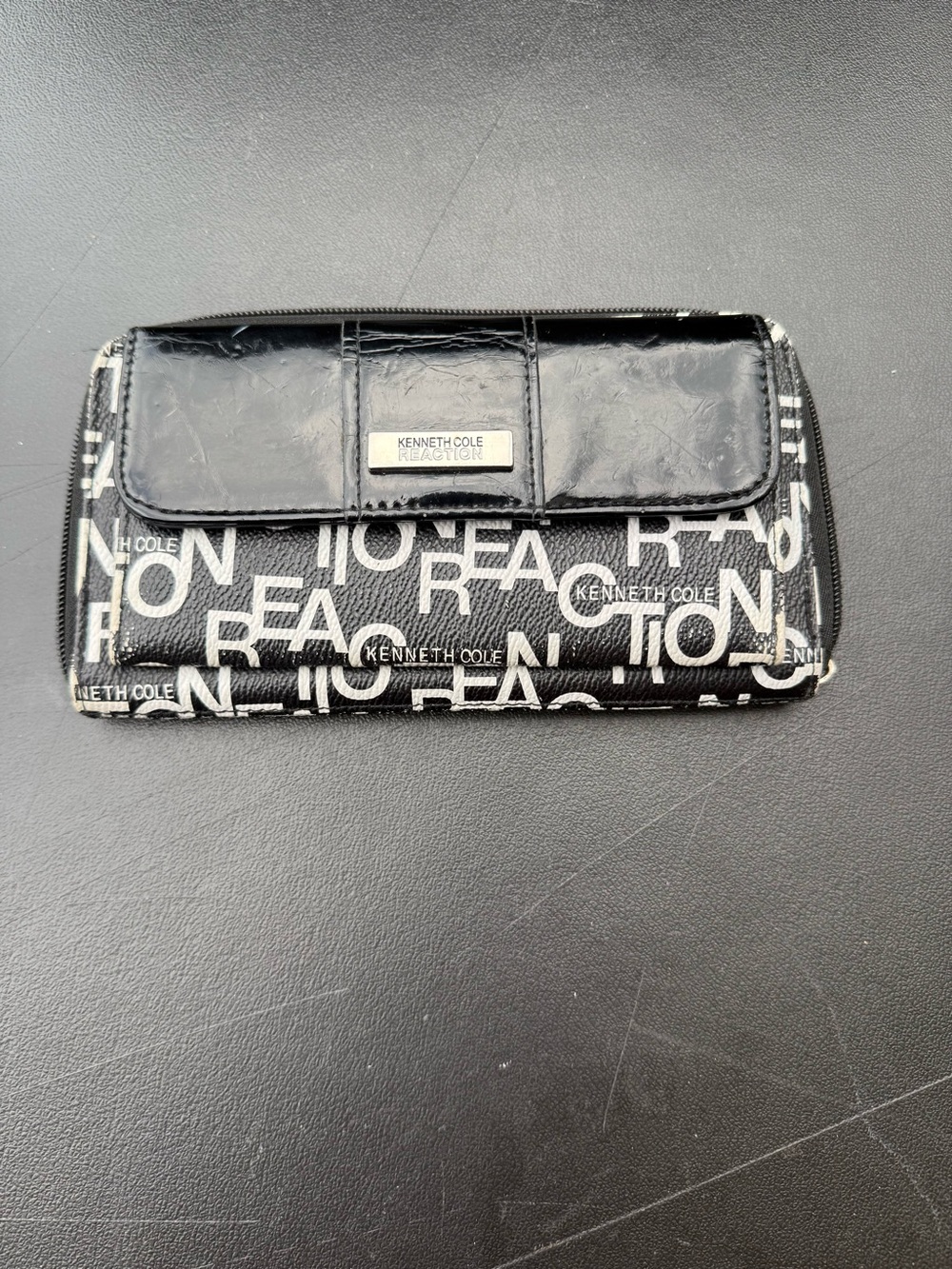 Kenneth Cole Black & White Signature Logo Wallet